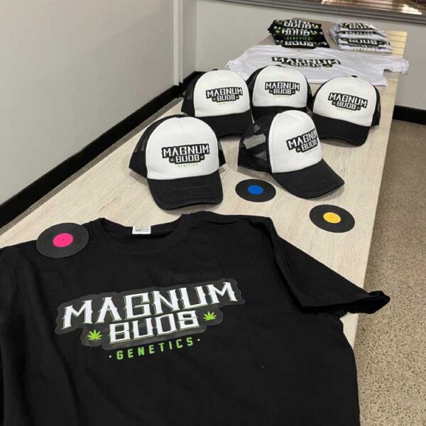 Camisetas y gorras Magnum estampadas